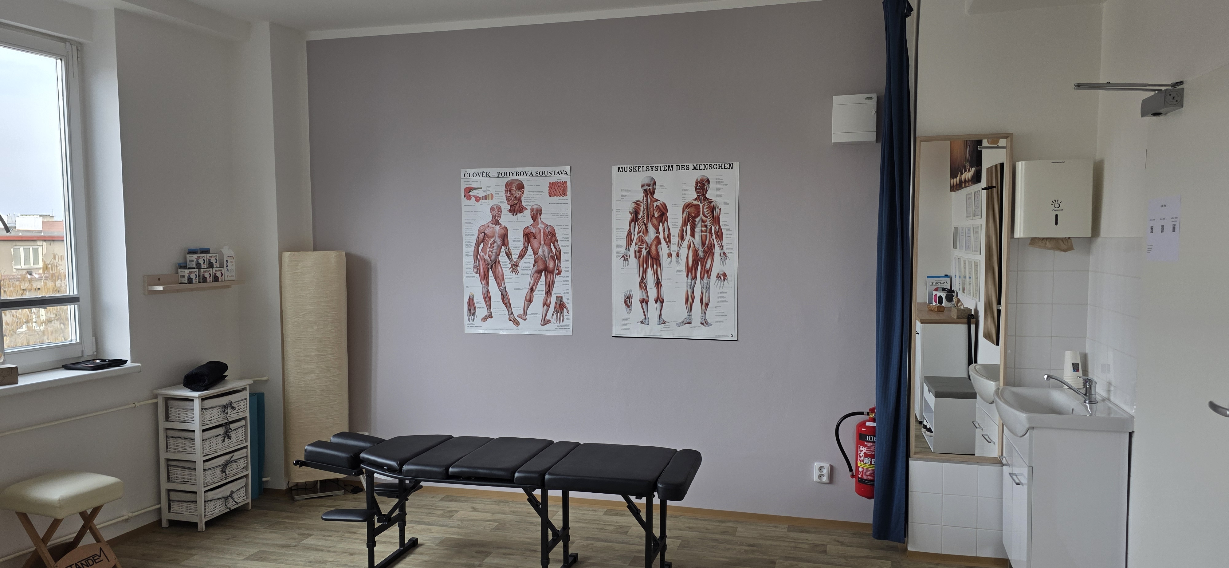 Masérna – pohled na masážní lehátko a pracovní prostor
